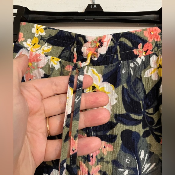 Floral Capri pants - Picture 3 of 4